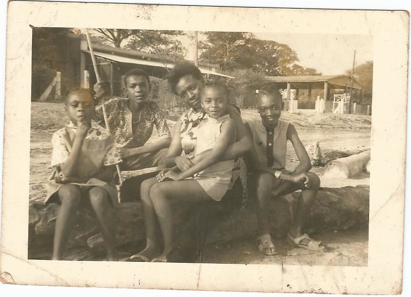 3. Maryse avec ses quatre enfants, Aïcha, Denis, Leïla et Sylvie Conakry, Guinée, 1960